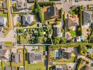 Rustig gelegen bouwgrond in een residentiële verkaveling en met een oppervlakte van 826 m². Geschikt voor het oprichten van een open bebouwing voor ééngezinwoning met maximum 2 bouwlagen en een dakverdieping. Perceelbreedte = 19.40 m, perceeldiepte = 38,50m, oriëntatie tuin = zuid-west. Gelegen in woonparkgebied en in een goedgekeurde verkaveling. Vrij van bouwverplichting: u bouwt wanneer en met wie u wenst. Voorzieningen: De straat is verhard met asfalt en uitgerust met de volgende nutsvoorzieningen: riolering, water, electriciteit, TV-distributie, telefoon, openbare verlichting<br />Aan het einde van een rustige doodlopende straat. De kindvriendelijke ligging zorgt voor een veilige omgeving waar kinderen naar hartenlust kunnen spelen, terwijl u geniet van rust en privacy. Momenteel ingericht als extra tuin met verschillende pergola en terrasjes, waterpartij en moestuin. <br /><br />De perfecte combinatie van rust in een prachtige groene leefomgeving voor het hele gezin.