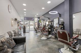 <p><span>80, rue de la Gare, 3970 Leopoldsburg</span></p><p><span>Vous recherchez un </span><span>investissement prêt à l'emploi générant des revenus locatifs immédiats</span><span>? Alors cet immeuble commercial entièrement rénové, situé dans un quartier d'affaires à </span><span>3970 Leopoldsburg</span><span>, vaut vraiment le détour.</span></p><p><span>Le bien a été </span><span>entièrement rénové</span><span>en </span><span>2020</span><span> et est actuellement </span><span>loué</span><span>, ce qui vous permet, en tant qu’investisseur, de bénéficier immédiatement d’une source de revenus existante.</span></p><p><span>Les </span><span>panneaux solaires</span><span>constituent un atout supplémentaire </span><span>: ils contribuent à réduire la consommation d'énergie et peuvent limiter les frais d'exploitation pour l'utilisateur.</span></p><h3><span>Prêt à emménager et loué</span></h3><p><span>Ce local commercial offre une combinaison intéressante : </span><span>un emplacement commercial, une rénovation récente et un bail en cours</span><span>.</span></p><p><span>Pour un investisseur, cela signifie que vous n’avez pas besoin de rechercher un locataire ni de prévoir d’importants travaux de rénovation, mais que vous achetez un bien immobilier avec un flux de revenus existant.</span></p><p><span>Les travaux de rénovation ont été </span><span> réalisés </span><span>en </span><span>2020</span><span>. Le certificat PEB correspondant mentionne une </span><span>surface de plancher brute de 91,26 m²</span><span>, un </span><span>niveau E</span><span> calculé </span><span>de E95</span><span> et une consommation annuelle caractéristique d'énergie primaire de 25 824,41 kWh. Le certificat est valable jusqu'au 22 mai 2030 inclus.</span></p><h3><span>Performance énergétique d'& s panneaux solaires</span></h3><p><span>Le bien est équipé de </span><span>panneaux solaires</span><span> et a été entièrement rénové en 2020.</span></p><p><span>Le certificat EPB mentionne notamment :</span></p><ul><li><span>Unité non résidentielle / local commercial</span></li><li><span>Surface brute au sol : </span><span>91,26 m²</span></li><li><span>Niveau</span><span>E calculé </span>:<span>E95</span></li><li><span>Consommation annuelle caractéristique d'énergie primaire : </span><span>25 824,41 kWh</span></li><li>Certificat<span>EPB valable jusqu’au </span><span>22 mai 2030</span></li><li><span>Code d'identification EPB : </span><span>71034-G-2018/004/EPO6520/A001/D01/SD001</span></li></ul><h3><span>Bien immobilier à fort potentiel de rendement</span></h3><p><span>Le local commercial est </span><span>actuellement loué</span><span>, ce qui en fait une opportunité intéressante pour un investisseur à la recherche d'un placement immobilier générant déjà des revenus locatifs.</span></p><p><span>Compte tenu de l'emplacement, de la superficie et de l'état du bien, un </span><span>loyer de marché potentiel d'environ 1 100 par mois</span><span>peut </span><span> être envisagé à titre indicatif.</span></p><p><span>Cela correspond à un revenu locatif annuel potentiel de :</span></p><p><span>1 100 x 12 mois = 13 200 par an</span></p><p><span>Le rendement brut potentiel est ensuite déterminé sur la base du prix d’achat final.</span></p><table><tr><td><p><span>Prix d’achat</span></p></td><td><p><span>Loyer annuel potentiel</span></p></td><td><p><span>Rendement brut potentiel</span></p></td></tr><tr><td><p><span>175 000</span></p></td><td><p><span>13 200</span></p></td><td><p><span>7,54 %</span></p></td></tr><tr><td><p><span>200 000</span></p></td><td><p><span>13 200</span></p></td><td><p><span>6,60 %</span></p></td></tr><tr><td><p><span>225 000</span></p></td><td><p><span>13 200</span></p></td><td><p><span>5,87 %</span></p></td></tr><tr><td><p><span>250 000</span></p></td><td><p><span>13 200</span></p></td><td><p><span>5,28 %</span></p></td></tr></table><p><span>Loyer potentiel sur le marché : environ 1 100 par mois, soit 13 200 par an.</span></p><p><span>Le loyer indiqué est un loyer potentiel indicatif du marché et ne constitue en aucun cas une garantie quant au loyer effectif futur. Le rendement effectif dépend notamment du prix d’achat, du bail en cours, des charges, des taxes et d’une éventuelle vacance.</span></p><h3><span>Un investissement présentant de solides atouts</span></h3><p><span>Actuellement</span><span> loué<br />Loyer potentiel du marché d'environ </span><span>1 100 par</span><span> mois<br />Revenu locatif annuel potentiel d'environ </span><span>13</span><span> 200<br />Entièrement rénové en </span><span> 2020<br /></span><span>Panneaux solaires</span><span> installés<br />Surface brute au sol </span><span> d’environ </span><span>91</span><span> m²<br />Emplacement commercial à </span><span> Leopoldsburg<br />Aucun investissement important en rénovation immédiat selon les informations fournies<br />Intéressant tant pour les investisseurs particuliers que professionnels<br />Potentiel </span><span>de rendement locatif</span><span> attractif </span><span>, en fonction du prix d'achat</span></p><h3><span>Intéressant pour les investisseurs</span></h3><p><span>Grâce à la présence d'un </span><span>locataire en place,</span><span>à </span><span>une rénovation récente, à des panneaux solaires et à un loyer de marché potentiel d'environ 1 100 par mois</span><span>, ce local commercial constitue un investissement immobilier intéressant.</span></p><p><span>Un bien destiné à ceux qui recherchent </span><span>un investissement loué offrant un flux de revenus clair et un rendement potentiellement attractif</span><span>.</span></p><h3><span>Intéressé ?</span></h3><p><span>Souhaitez-vous obtenir plus d’informations sur le </span><span>bail en cours, les revenus locatifs effectifs, les conditions de location et le rendement potentiel</span><span>?</span></p><p><span>Janssen et Janssen</span><span> Vastgoed<br />011 199<span>991<br />lindsey@janssenenjanssen.be</span></span></p><p><span>Tous les calculs de rendement sont donnés à titre indicatif. Le rendement net final dépend notamment du prix d’achat, des frais d’acquisition, des revenus locatifs effectifs, du précompte immobilier, des assurances, des frais d’entretien, d’une éventuelle vacance et de la structure de financement.</span></p>