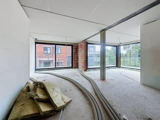 2 slaapkamer appartement te koop! Nieuwbouwproject op centrum ligging en in groene oase! Project bestaande uit vijf gebouwen met verschillende appartementen met een vloeroppervlakte variërend tussen 60 - 100m2. Indeling van de appartementen: een inkomhal met een gastentoilet, 1-3 slaapkamers , badkamer met inloopdouche, een lichtrijke leefruimte open keuken zicht op terras! Aankoop van een parkeerplaats of garagebox is eveneens mogelijk. Meer info of een bezoek mail naar info@property-vastgoed.be