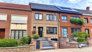 <p><span>Kessel-Lo: Gerenoveerde woning met 3 slaapkamers aan de rand van het Provinciaal Domein</span></p><p><span> </span></p><p><span>Deze volledig gerenoveerde woning combineert klassieke charme met een moderne uitstraling en hoogwaardige afwerking. Met 3 slaapkamers en 1 badkamer is de woning praktisch en comfortabel ingedeeld.</span></p><p><span> </span></p><p><span>We betreden deze woning via een ruime inkomhal die toegang biedt tot een lichtrijke woonkamer met aansluitende eetruimte die rechtstreeks toegang heeft tot een aangenaam terras met ruime tuin. De moderne, open keuken is goed ingericht en voorzien van alle comfort en marmeren werkbladen. </span></p><p><span>De eerste verdieping omvat 2 ruime slaapkamers en een aangename badkamer met combinatie bad/douche. De zolderruimte werd in 2022 omgevormd en ingericht als masterbedroom met ruime ingebouwde kasten en veel lichtinval door de dakramen. </span></p><p><span>De kelderverdieping werd ingericht als opbergruimte en eveneens een ruime wasplaats met aansluiting voor wasmachine/droogkast samen met een groot werkblad, alsook is er ruim voldoende plaats voor fietsen. </span></p><p><span> </span></p><p><span>Bent u op zoek naar een woning op een zeer rustige en aangename locatie met het Provinciaal Domein op wandelafstand? Zoek niet verder en maak vandaag nog een afspraak. </span></p>