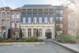 <p>Het Hof van Cortenbach, of door vele Mechelaars gekend als Den Breckpot - naar de wijn-en likeurhandel die er 5 generaties lang gevestigd was - is een zeer bekend &amp; monumentaal handelspand op de Korenmarkt met een rijke geschiedenis. Het ligt tussen Brusselpoort en Ijzerenleen, aan de belangrijkste handelsdriehoek in het midden van de stad, vlakbij parking en congrescentrum Lamot en de pittoreske Vismarkt. De laatste 20 jaar was het pand vooral gekend door de kwaliteitszaken Gybels, Cent pur Cent en The Cacao Project die er hun thuis vonden. Nu is het opnieuw klaar om een nieuwe bezieler te ontvangen die met een sterke visie hier een nieuw concept lanceert, of een bestaand concept uitbreidt naar deze unieke plaats in Mechelen.<br /><br />Het hele pand kan gehuurd worden aan 7.500eur per maand. Het kan eventueel ook gedeeltelijk gehuurd worden: <br />- gelijkvloers apart - netto opp. 210m² - aan 4.200eur per maand<br />- verdiepingen en kelder apart (met aparte ingang) - netto opp. 520m² - aan 3.800eur per maand</p>
<p>Het is een magnfiek pand met grote ruimtes, authentieke hoge plafonds, oude houten balken en prachtige stenen (wentel)trappen, gecombineerd met uiterst praktische zaken zoals aparte zij-ingangen om de 3 verdiepingen en de kelder te bereiken, industriële keukens, knappe toiletinrichtingen, een lift en een dakterras met een adembenemend zicht op andere historische parels in de binnenstad.</p>
<p>Het pand kan zowel in zijn geheel voor een ambitieus totaalproject gebruikt worden, als door aparte ondernemers met creatieve ideeën die een of meerdere verdiepingen een specifieke bestemming geven.</p>
<p>Den Breckpot heeft door zijn grote etalages potentieel voor zowel retail als horeca als andere innoverende concepten.</p>
<p>INDELING:</p>
<p><u>Gelijkvloers</u>: knappe, karaktervolle handelsruimte van +/-156m² met kamerhoge ramen en 2 enorme glazen schuifdeuren als in- en uitgang. Hoog authentiek plafond, brute muren, mooie natuurstenen vloer.</p>
<p>Achteraan bevindt zich een professionele keuken, koelcel, berging, bureau en apart toilet (samen +/-50m²).</p>
<p><u>1e verdieping</u>: industriële open keuken en sanitair +/-52m², sfeervolle feestzaal van +/-122m² met 6 dubbele ramen, parket, bar, klimatisatie en akoestische panelen. De zaal combineert authentieke 18de eeuwse elementen met moderne materialen en kan dienst doen als receptieruimte, vergader- of feestzaal met een capaciteit van 60 à 120 personen, maar het kan uiteraard ook anders ingevuld worden in de toekomst.</p>
<p><u>2e verdieping</u>: professionele meeting room/conferentieruimte van +/-114m², met ingemaakte kasten, projector, akoestisch plafond, knappe design wc’s, heerlijk zuidgericht dakterras van +/-37m² achteraan, en een klein terras (+/-7m²) met technieken.</p>
<p><u>3e verdieping</u>: loungebar (+/-61m²) met panoramisch uitzicht op de elegante O.L.V.-kerk en een groot deel van de stad.</p>
<p><u>Kelder</u>: bijzonder knappe èn ruime wijnkelder in tongewelf, met een professionele rijpingsruimte voor kazen. Hier kunnen tastings of andere zaken georganiseerd worden.</p>
<p>Verder is er nog een achterhuis op het Cortenbachplein dat via het gelijkvloers achteraan verbonden is. Het heeft een originele stenen wenteltrap die leidt naar de verdiepingen. De 1e en 2<sup>e</sup> verdieping hiervan wordt momenteel als stockageruimte gebruikt (telkens +/-25m²).</p>
<p>Het pand wordt zowel te koop als te huur aangeboden, afhankelijk van de opportuniteit kan een van beide voor de eigenaar.</p>
<p>Heeft dit pand je hart gestolen en wil je graag een kijkje komen nemen? Neem dan graag contact op met Tinne via 0477 60 21 99 of tinne.schotsmans@quares.be</p>