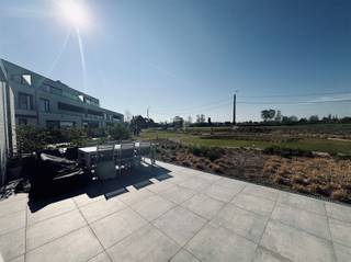 Luxe appartement op het gelijkvloers met prachtig uitzicht en groot terras van maar liefst 31 vierkante meter. U beschikt over een ondergrondse staanplaats en u heeft toegang tot de gemeenschappelijke tuin. Dit gelijkvloers appartement beschikt over zijn eigen privé inkom.De indeling van het appartement is als volgt: U betreedt het appartement via de inkomhal met apart toilet en vestiairemogelijkheden. Verder is er de volledig geïnstalleerde badkamer en de grote bergruimte. Altijd al winnen wonen waar u kan koken met een prachtig uitzicht? Dan is dit appartement misschien wel iets voor u! U beschikt over een open ingerichte keuken voorzien van alle toestellen. Aansluitend de eethoek en living met toegang tot het zuidgericht terras. Het appartement beschikt over één ruime slaapkamer, voorzien van lamellen en gordijnen. Nog enkele troeven van dit appartement: Vloerverwarming, gemeenschappelijke fietsenberging, gemeenschappelijke tuin, nieuwbouw, hoogwaardige afwerking, geschilderd en verlichting voorzien, lage algemene kosten van € 100,00/maand, ondergrondse autostaanplaats aan € 60,00/maand (verplicht bij te nemen), energiezuinig appartement en het is vrij vanaf 1 mei 2026 (vroeger is bespreekbaar).Heeft u interesse? Aarzel zeker niet om ons vrijblijvend te contacteren (verhuur@bebuild.be).