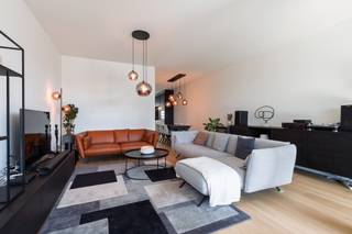 <p>Tweeslaapkamer appartement met frontaal waterzicht op het Eilandje<br /><br />Gelegen in de begeerde Cadixwijk met zicht op het MAS, het Havenhuis en het Kattendijkdok ligt dit appartement in een zeer energiezuinig nieuwbouwproject. <br /><br />De entree met separaat toilet begeleidt u naar de lichte leefruimte op mooie visgraat-parketvloer. Aanpalend aan de woonruimte heeft u een aangenaam terras. De open keuken afgewerkt met keramisch werkblad en kasten in houtfineer is voorzien van alle luxe. Een bijkeuken is voorzien van aansluitingen voor wasmachine en droogautomaat. <br />Vervolgens beschikt het appartement over een hoofdslaapkamer van ca. 12m2 en een tweede slaapkamer van ca. 8m2. De ingerichte badkamer werd voorzien van een dubbele wastafel, inloopdouche en toilet. <br /><br />Uw wooncomfort kan verhoogd worden met twee autostaanplaatsen in de ondergrondse parkeergarage welke te koop worden aangeboden aan 40.000 euro per staanplaats.<br /><br />Verkoop aan registratierechten<br /><br />Troeven: <br />- BEN = Bijna-Energie neutraal dus zeer energiezuining<br />- Korting op onroerende voorheffing<br />- Zeer gegeerde locatie op het Eilandje<br />- Frontaal waterzicht</p>