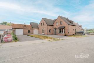 Op zoek naar een ruime woning waar comfortabel wonen en praktische mogelijkheden hand in hand gaan? Deze landelijke woning in de Snellegemstraat 5 te Jabbeke combineert een aangename woonomgeving met een bewoonbare oppervlakte van maar liefst 219 m², een ruim perceel van 1.493 m² en een loods van circa 100 m². Ideaal voor wie op zoek is naar extra ruimte voor hobby's, opslag of professionele activiteiten.<br /><br />De woning werd gebouwd in 2012 en beschikt over een conforme elektrische installatie en een gunstig EPC-label B. Je geniet hier dus van een ruime gezinswoning met een goede energetische basis.<br /><br />Bij het binnenkomen word je verwelkomd in de inkomhal met gastentoilet. Vooraan bevindt zich een aparte bureauruimte, ideaal voor wie regelmatig van thuis uit werkt. Verder kom je terecht in de ruime woonkamer, waar het schuifraam een aangename verbinding vormt met het terras en de tuin. De open, volledig ingerichte keuken sluit mooi aan op de leefruimte en vormt samen met de woonkamer het hart van de woning.<br /><br />Ook op praktisch vlak heeft deze eigendom heel wat te bieden. De garage is uitgerust met een sectionale poort aan de straatzijde én een tweede poort aan de tuinzijde, wat zorgt voor een bijzonder handige doorgang. Aansluitend bevindt zich een ruime wasruimte die praktisch werd ingericht. Daarnaast beschikt het eigendom over een loods van ongeveer 100 m², bereikbaar via een ruime oprit. Een grote troef voor wie nood heeft aan bijkomende opslagruimte, een atelier of ruimte voor professionele doeleinden.<br /><br />Op de bovenverdieping bevinden zich vier ruime slaapkamers, een apart toilet en een comfortabele badkamer met ligbad, inloopdouche en lavabomeubel. Verder is er een bijkomende berging en een zolder die mogelijkheden biedt voor extra kamers of een andere invulling, afhankelijk van jouw behoeften.<br /><br />Het geheel bevindt zich op een perceel van 1.493 m², waardoor je beschikt over heel wat buitenruimte en mogelijkheden.<br /><br />