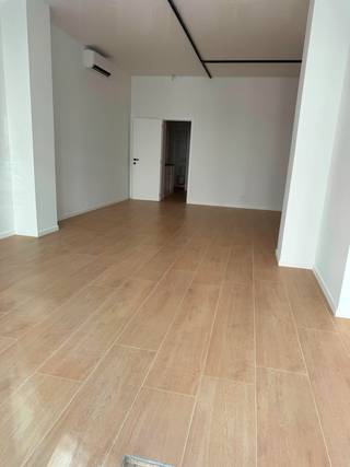 Op zoek naar een instapklare commerciële ruimte voor uw zaak? Deze volledig vernieuwde gelijkvloerse handelsruimte van 65 m² biedt alles wat u nodig heeft om onmiddellijk van start te gaan. De ruimte is modern afgewerkt en beschikt over alle nodige voorzieningen, waaronder een toilet, een praktische kitchenette en een verzorgde inrichting.<br />De maandelijkse huurprijs bedraagt € 1.750. Om uw opstart extra aantrekkelijk te maken, geniet u van een uitzonderlijke huurkorting: 50% korting tijdens de eerste maand, 40% tijdens de tweede maand, 30% tijdens de derde maand, 20% tijdens de vierde maand en 10% tijdens de vijfde maand. Vanaf de zesde maand geldt de normale huurprijs van € 1.750 per maand.<br />Een uitstekende opportuniteit voor ondernemers die op zoek zijn naar een representatieve, instapklare handelsruimte met een voordelige opstartformule.