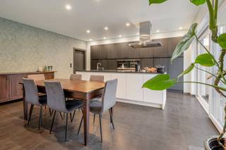 Deze moderne half open bebouwing op ca 355m2 werd opgetrokken in 2014 en werd afgewerkt met zeer degelijke materialen. De indeling is als volgt: inkomhal met gastentoilet, aangename leefruimte met veel lichtinval op een mooie keramische tegelvoer in combinatie met vloerverwarming, luxueus afgewerkte keuken voorzien van alle toestellen en een natuurstenen werkblad en toestellen van Miele. Verder heeft de woning nog een inpandige garage en een bureel/extra slaapkamer op het gelijkvloers. Op de verdieping zijn er 3 ruime slaapkamers waarvan 1 met ingemaakte dressingkasten, een praktische berging/wasplaats, strakke badkamer met dubbele lavabo, ligbad en inloopdouche. Extra':s overal elektrische rolluiken, vloerverwarming op aardgas, verluchtingssysteem D, zonnepanelen .. Buiten: aangelegde oprit voor 2 wagens, aangelegd terras, tuin volledig rondom de woning, tuinhuis,.. MAAK SPOEDIG UW AFSPRAAK VOOR EEN BEZOEK TE BRENGEN AAN DEZE KNAPPE WONING!