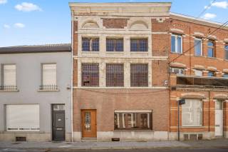 Dit is een vanaf prijs, startend vanaf € 139.000! Ontdek deze unieke opportuniteit in het hart van Tienen!<br />Deze rijwoning met uitzonderlijk veel potentieel is de ideale kans voor wie op zoek is naar een renovatieproject. De woning werd reeds volledig gestript, waardoor je meteen kan starten met het realiseren van jouw eigen woonvisie of investeringsproject.<br />Het pand beschikt over drie volwaardige verdiepingen en biedt de mogelijkheid om in te delen tot maar liefst vijf slaapkamers. Gelegen op een gunstige locatie in Tienen, geniet je hier van een uitstekende bereikbaarheid. De Op korte afstand van de stadskern, gezellige horecazaken, scholen en winkel, allemaal vlot te voet bereikbaar.<br />Met zijn sterke structuur, flexibele indelingsmogelijkheden en aantrekkelijke prijszetting is dit een buitenkans!<br /><br />
