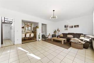 <p><span>Zelden komen we in velden en wegen zo’n mooie gevel tegen. Wij houden van de gevarieerde boogvormige muuropeningen en de verschillende kleuren in het metselwerk. Binnen de woning loopt de living naadloos over in de eetkeuken, die is uitgerust met een vaatwasser en kookplaat, met ruimte voor een toekomstige oven. Dankzij de oriëntatie blijft de leefruimte vrij koel in de zomer. Het huis is voorzien van crèmekleurige aluminium ramen. Er is overvloedig veel bergruimte voorzien, in de vorm van een grote berging en een aparte grote wasplaats. De goed georiënteerde buitenruimte beschikt over een rechtstreekse toegang tot de Gemeentestraat, bijzonder praktisch wanneer u met de fiets thuiskomt. De woning telt 2 badkamers, één op het gelijkvloers, met toilet, bad en lavabo, plus een tweede badkamer op de eerste verdieping aan de master bedroom, met toilet en lavabo. Er zijn nu twee grote kamers en één kleinere aanwezig op de 1</span><span><sup>e</sup></span><span> verdieping, maar u kan onder het geïsoleerde dak desgewenst nog extra kamers inrichten. Omwille van de esthetiek, werden de originele trappen en deuren zo veel mogelijk behouden. De Gemeentestraat loopt naast de Grote Nete en het bijhorende fietspad (Kunststedenroute). Verderop in de straat, nabij het gemeentehuis, liggen zeer veel parkeerplaatsen, waar u veelal zonder schijf terecht kan met uw wagen.</span></p>
