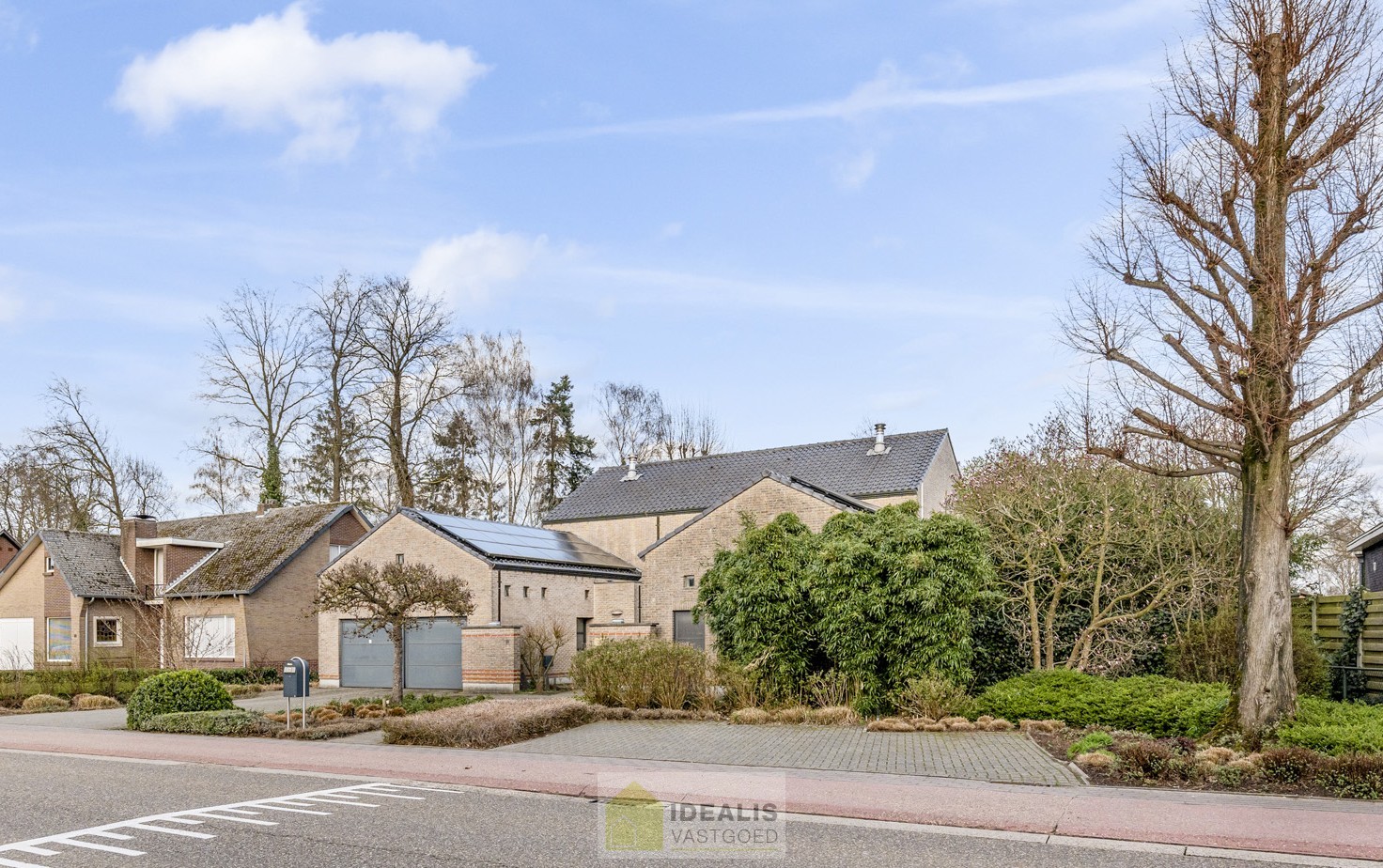 EXTRA RUIME VILLA MET EEN PRACHTIG LICHTRIJKE LEEFRUIMTE, RUIME KEUKEN, 4 SLAAPKAMERS, 2 BADKAMERS EN EEN RUIM PRAKTIJK/KANTOORGEDEELTE OP EEN RIANT EN CENTRAAL PERCEEL VAN MAAR LIEFST 16A 27CA OP EEN GUNSTIGE LOCATIE NABIJ HET CENTRUM VAN ACHEL! - foto 2