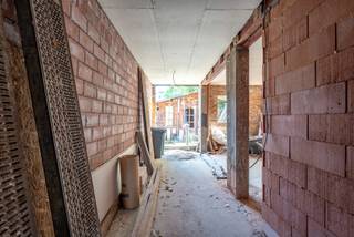 U bent op zoek naar een nieuwbouwwoning die u nog naar eigen smaak kan afwerken? Dan is dit uw kans! Nabij het centrum van Kapellen vinden we...