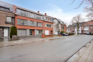Dit te renoveren appartement op de eerste verdieping van een klein gebouw (zonder lift) ligt vlak tegenover het 'Mertensplein' en bestaat...