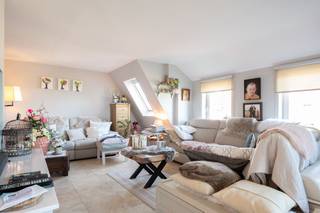 Ruim en lichtrijk duplex appartement met open zicht en 3 slaapkamers gelegen te De Haan (Vosseslag). Gelegen op wandelafstand van openbaar vervoer, buurtwinkels, strand, zee, duinen, bos en de golf. Indeling als volgt: inkomhal, apart toilet en berging, ruime en lichtrijke woonkamer met aansluitend open en geïnstalleerde keuken en slaapkamer 1. Hoger verdiep: slaapkamer 2, slaapkamer 3, badkamer met inloopdouche, toilet, dressing en terras. Gemeenschappelijke fietsenberging aanwezig.<br /><br />Voor meer informatie of een bezoek ter plaatse, aarzel niet en bel Gaëlle op het nummer 0479 17 17 17.<br />