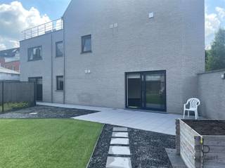 Gelijkvloers appartement met 2 slaapkamers en ruime tuin met terras! INDELING: Via de inkomhal bereikt u de lichte leefruimte met weids uitzicht op...