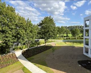 Laatste kans om op deze toplocatie langs de Moervaart te wonen. Het appartement is gelegen op de 3<sup>de</sup> en hoogste verdieping en beschikt over een zuidgericht ruim overdekt leefterras met uniek en uitgestrekt zicht op de achterliggende velden en binnentuin. Dit appartement D 3.4 (85m²) in Residentie Zoete Vaart IIII Blok D heeft een grote leefruimte met een open volledig ingerichte keuken en zuidgericht terras (18m²) met zicht over het water en achterliggende velden. Er zijn 2 slaapkamers, inkomhal met vestiaireruimte, apart toilet, ruime berging, badkamer met inloopdouche en badmeubel met dubbele lavabo.<br />Het app. wordt volledig afgewerkt aangeboden tot en met laminaat in de slaapkamers en overal voorzien van vloerverwarming. Rondom het gebouw is de tuin volledig aangelegd met fietsenstallingen en ondergrondse afvalcontainers. Ondergronds zijn staanplaatsen voorzien welke mee dienen aangekocht te worden. Indien gewenst kan je ook een ondergrondse kelderberging aankopen. <strong>Beschikbaar bij akte. Kies zelf nog de mee in de prijs voorziene keuken!</strong><br />Prijs excl. aankoopkosten en btw. Bezoek ons kijkappartement! Maak je afspraak hier: https://durabrik.immo/moerbeke-kijkwoning<br />Heb je vragen? Contacteer dan je bouwadviseur via 09 280 60 60 of info@durabrik.be<br />*De beelden en oppervlaktes zijn indicatief.