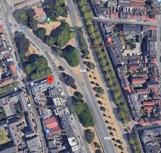 Ruime garage te huur in appartementsgebouw nabij Gent Zuid. Centraal gelegen aan oprit naar E40, E 17 en R.40 aan de Arteveldehogeschool, St-Lievenslaan, H. Frère-Orbanlaan en Koning Albertpark. Onmiddellijk beschikbaar<br /><br />Voor meer info of een bezoek contacteer Flore op het nummer 055/59 50 10 of email Flore@vastgoedbrowaeys.be