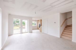 <p><span>Toekomstbestendig wonen of slim investeren: 14 zero-energy woningen in Wetteren</span></p><p><span> </span></p><p><span>Bent u op zoek naar een nieuwe, luxueuze thuis zonder renovatiezorgen, of naar een solide vastgoedinvestering met een sterk, toekomstbestendig rendement? In de Vennestraat te Wetteren vinden we een exclusief project van 14 hypermoderne eengezinswoningen (158–200 m², met 3 slaapkamers en inrichtbaar tot 5 slaapkamers, privétuin en een parking inbegrepen in de vermelde aankoopprijs met laadpaalvoorbereiding).</span></p><p><span> </span></p><p><span>Of u nu zelf de sleutel omdraait of de woning verhuurt: dit project is ontworpen om maximale waarde te leveren. De oplevering is al voorzien voor het </span><span>de herfst van 2026</span><span>.</span><span> De werf is volop in afwerking – kom de troeven live ontdekken.</span></p><p><span> </span></p><p><span>Waarom blijft dit project de slimste keuze, ook inclusief btw? </span></p><p><span>Concreet voorbeeld – Woning A1 (Simulatie op maat beschikbaar):</span></p><ul><li><span>Aankoopprijs:</span><span> € 520.339 (Incl. registratierechten en Btw)</span></li><li><span>Realistische huurwaarde (investeerder):</span><span> € 1450/ maand</span></li><li><span>Bruto rendement:</span><span> </span><span>3,35%</span><span> (met een verwacht scenario van </span><span>2,5% waardestijging</span><span> per jaar)</span></li><li><span>(</span><span>Opmerking: Dit betreft een indicatieve simulatie, geen gegarandeerd rendement.)</span></li></ul><p><span>1. Als Eigen Bewoner: Maximaal comfort en absolute zekerheid</span></p><p><span>Verhuizen naar de Vennestraat betekent kiezen voor een autoluwe, groene site waar kinderen veilig spelen. U geniet van grote, lichte leefruimtes, een high-end moderne keuken en een volledig aangelegde privétuin. Dankzij de </span><span>A++ energieprestatie (E0)</span><span> met geothermische warmtepomp, vloerverwarming, ventilatie D, airco en zonnepanelen bent u volledig beschermd tegen schommelende energieprijzen. Winkels, scholen en de verbindingen naar Gent/Brussel (E40/E17) liggen vlakbij.</span></p><p><span> </span></p><p><span>2. Als Investeerder: Hoogwaardig patrimonium zonder exploitatiezorgen</span></p><p><span>Dit project beantwoordt perfect aan de enorme vraag van kapitaalkrachtige huurders (jonge tweeverdieners, gezinnen en expats die rond Gent of de as Aalst/Dendermonde werken). Omdat de woningen splinternieuw en hyper-efficiënt zijn, heeft u de komende decennia </span><span>nul omkijken naar onderhoud of energetische updates</span><span>. Bovendien biedt Immo Zone een </span><span>volledige verhuurservice inclusief eerste-verhuur-garantie</span><span>. U koopt hier geen stenen, u koopt renderend gemak.</span></p><p><span> </span></p><p><span>Voor meer informatie contacteer Quinten van Immo Zone op 0485/02.48.04 of per mail quinten@immo-zone.be</span></p><p><span> </span></p>