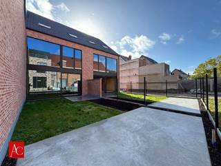 <p>Welkom in deze fantastische nieuwbouwwoning in Lokeren!</p><p>Dit project komt in aanmerking voor het gunsttarief van 6%BTW!</p><p>Een ruime gezinswoning met een klassiek-modern karakter. Dit pand wordt sleutel op de deur afgewerkt en afhankelijk van de fase waarin u koopt, nog helemaal personaliseerbaar. Contacteer ons gerust om het lastenboek en de plannen in detail door te nemen.<br />Met een bruto bewoonbare oppervlakte van ca. 290m² en een grondoppervlak van ca. 163m², beschikt deze woning over vijf slaapkamers en een bureau, ideaal voor wie ruimte kan waarderen. Heb je nood aan twee badkamers, dan kan je op de tweede verdieping nog een extra badkamer creëren. <br />Ook de tuin en het terras worden mooi aangelegd.</p><p>Architectonische highlights: Het pand toont een karaktervolle bakstenen voorgevel met arduinen sierelementen. Deze klassieke toets, in combinatie met hedendaagse accenten geeft dit huis een eigentijds uiterlijk dat perfect aansluit in de omgeving.<br />Buitenruimte: Geniet van een aangenaam aangelegde buitenzone met terras en tuingedeelte. De grote raampartijen -zowel beneden als boven-  zorgen voor een optimale doorstroming van daglicht en een visuele connectie met de groene omgeving.<br />Potentieel: De nieuwbouwwoning presenteert zich als de uitgelezen kans om ruim en energiezuinig te wonen. Bovendien kan je alles af naar eigen smaak laten afwerken, afhankelijk van de bouwfase!<br />Locatie: Gelegen in het gezellige Lokeren, een ideale plek voor gezinnen die waarde hechten aan gemeenschapszin en lokale voorzieningen.</p><p>Dit huis belooft een geweldige investering voor wie een kant-en-klare woning zoekt, afgestemd op de toekomst!</p>