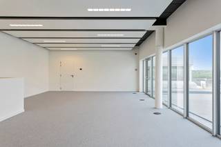 <p><strong>ALGEMEEN</strong></p>
<p>Volledig vernieuwde kantoorruimte van ca. 837 m² op het gelijkvloers van een modern en duurzaam kantoorgebouw THE GENERAL aan de Generaal Lemanstraat 61 in Berchem. De ruimte biedt een professionele en comfortabele werkomgeving met een flexibele indeling, hoogwaardige afwerking en veel natuurlijke lichtinval dankzij de grote raampartijen.</p>
<p>Het kantoor beschikt onder meer over een nieuw klimaatplafond, geïntegreerde LED-verlichting, kitchenette en privatief sanitair. De combinatie van de moderne infrastructuur, de representatieve uitstraling en de uitstekende bereikbaarheid maakt deze kantoorruimte bijzonder geschikt voor bedrijven die een kwalitatieve uitvalsbasis in Antwerpen zoeken.</p>
<p>De locatie geniet van een vlotte bereikbaarheid met zowel de wagen als het openbaar vervoer. De tramhalte Provinciehuis bevindt zich op ca. 500 m wandelafstand en biedt verbinding met tramlijnen 2 en 6. Daarnaast zijn er busverbindingen richting station Antwerpen-Berchem. Met de wagen zijn de R1, E19 en A12 snel bereikbaar.</p>
<p>Op de site zijn er parkeerplaatsen met laadpalen beschikbaar,</p>
<p><strong>KENMERKEN</strong></p>
<ul>
<li>Volledig vernieuwde kantoorruimte van ca. 837 m²</li>
<li>Gelijkvloerse verdieping</li>
<li>Flexibele kantoorindeling met veel natuurlijke lichtinval</li>
<li>Nieuw klimaatplafond en geïntegreerde LED-verlichting</li>
<li>Kitchenette en privatief sanitair</li>
<li>Parkeerplaatsen met laadpalen</li>
<li>Uitstekende bereikbaarheid via R1, E19 en A12</li>
</ul>
<p><strong>FINANCIEEL</strong></p>
<p>Huurprijs kantoor: €185/m²/jaar<br />Gemeenschappelijke lasten: op aanvraag <br />Onroerende voorheffing: op aanvraag</p>
<p>Jaarlijkse huurprijs: €154.845/jaar <br />Maandelijkse huurprijs: €12.903,75/maand</p>
<p>Huurprijs parkeerplaatsen: op aanvraag</p>