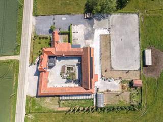 Située dans un cadre exceptionnel avec une vue imprenable sur le Kemmelberg, cette ferme polyvalente s’étend sur un terrain de 7.425 m². Elle offre une combinaison rare entre habitation, activité professionnelle et loisirs, idéale pour les passionnés de chevaux, les indépendants ou les investisseurs.Organisée autour d’une cour intérieure pleine de charme, la propriété comprend une spacieuse habitation familiale de quatre chambres ainsi qu’une seconde habitation indépendante de 98 m² disposant de sa propre entrée, d’un jardin privatif, d’une cuisine, d’une salle de bains et de deux chambres. Cette unité convient parfaitement à la location, à l’habitat intergénérationnel, au logement de soins ou à une activité professionnelle (sous réserve des réglementations en vigueur).Les infrastructures équestres comprennent huit boxes, deux prairies, un paddock et une piste extérieure. Le cadre calme et verdoyant constitue un environnement idéal tant pour les chevaux que pour leurs propriétaires.Une activité de pension canine est actuellement exploitée sur le domaine. Sa reprise, clientèle comprise, est envisageable et représente une belle opportunité pour combiner vie privée et activité professionnelle.La propriété dispose également de trois emplacements pour camping-cars, offrant un potentiel locatif complémentaire à vocation touristique.Divers espaces de stockage et dépendances complètent l’ensemble et peuvent être aménagés selon vos besoins. L’installation électrique est conforme. Avec un PEB de catégorie D, la propriété présente déjà de bonnes performances énergétiques, tandis qu’une étude démontre la possibilité d’atteindre un label A après optimisation.Une propriété unique alliant qualité de vie, potentiel professionnel et perspectives d’investissement dans un environnement privilégié avec vue panoramique sur le Kemmelberg.Intéressé(e) par cette propriété ? Pour plus d’informations ou pour organiser une visite, contactez Alissia Dewitte (0472 18 64 21 - alissia.dewitte@dewaele.com) ou Carl Boedts (0473 95 18 21 - carl.boedts@dewaele.com).CPE : CPE : CPE :