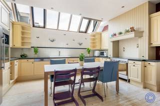 Informatie woningZelden wordt er in deze buurt een gezinswoning op de markt aangeboden die al uw wensen kan afvinken! Energiezuinige woning met...