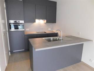 Dit modern en volledig geïnstalleerd appartement bevindt zich op de eerste verdieping en geniet van een uiterst centrale ligging.Via de inkomhal...