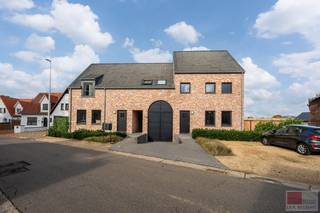 Ontdek deze instapklare en uiterst energiezuinige woning met een bewoonbare oppervlakte van 107 m². De woning verwelkomt je met een lichte en ruime leefruimte, waar een grote schuifdeur zorgt voor directe toegang tot het zonnige terras, ideaal om te genieten van een ontspannen moment buiten.<br />De halfopen keuken sluit deels aan op de leefruimte, waardoor je geniet van een aangenaam gevoel van verbinding, maar toch de nodige privacy behoudt bij het koken. Verder biedt de woning drie volwaardige slaapkamers, een verzorgde badkamer en een ruime ondergrondse garage van maar liefst 37 m² – perfect voor wagen, fietsen en extra opslagruimte.<br /><br />Residentie De Veldhoeve bevindt zich in het charmante dorp Veldwezelt, deelgemeente van Lanaken. Deze locatie staat synoniem voor rustig en comfortabel wonen in een verzorgde, groene omgeving met een uitgesproken dorps karakter.<br /><br />Dankzij de vlotte verbindingen met de autostrade geniet u van een uitstekende bereikbaarheid. De bruisende stad Maastricht ligt op slechts 10 minuten rijden, terwijl ook Lanaken, Bilzen en Tongeren gemakkelijk bereikbaar zijn.<br />Alle dagdagelijkse voorzieningen zoals supermarkten, scholen en buurtwinkels bevinden zich vlakbij, wat het wooncomfort aanzienlijk verhoogt. Ook het openbaar vervoer is goed georganiseerd, met bushaltes op wandelafstand.<br /><br />De wijk wordt gekenmerkt door haar gezinsvriendelijke en rustige karakter. De nette straten, groene omkadering en stabiele buurt zorgen voor een aangename woonervaring waar rust en bereikbaarheid perfect samenkomen.<br />Kortom, Residentie De Veldhoeve biedt het beste van twee werelden: landelijke rust met stedelijke nabijheid — ideaal voor wie comfortabel wil wonen op een strategische locatie nabij Maastricht.<br /><br />Bezichtig deze woning ook digitaal en 'loop' zelf door de woning. Kijk daarvoor op onze website of via: my.matterport.com/show/?m=HgjaRpiscLu<br /><br />INDELING<br /><br />Gelijkvloers:<br /><br />- Inkomhal met stijlvolle glazen steellook deur als eyecatcher;<br />- Apart gastentoilet (Geberit) met lavabo;<br />- Leefruimte werd bekleed met keramische parket, LG airco aanwezig (koelen en verwarmen met app functie mogelijk), TV aansluiting;<br />- Keuken met zithoek voorzien van AEG combi-oven, vaatwasser, koelkast, zwarte afgietbak (FRANKE), een Zanussi 4-pit inductievuur en een Elica dampkap, via de keuken is er toegang tot het terras;<br />- Berging voorzien van wateronderhard, aansluitingen voor een wasmachine en droogkast.<br /><br />1e verdieping: <br /><br />- Slaapkamer 1 en 2 werden bekleed met een laminaatvloer, voorzien van een Velux dakraam;<br />- Apart toilet (Geberit);<br />- Hal voorzien van inbouwkasten voor technieken slim weg te werken;<br />- Badkamer voorzien van keramische vloer, met ligbad (met douchefunctie), enkele wastafel met werkbladruimte, spiegelkast met licht;<br />- Slaapkamer 3, de masterbedroom, voorzien van airco, TV aansluiting en laminaatvloer.<br /><br />Kelder:<br /><br />- Natuursteen beklede keldertrap;<br />- Ruime kelder met plaats voor 2 wagens;<br />- Elektrisch gestuurde sectionale poort met afstandsbediening;<br />- Hoog plafond wat zorgt voor mogelijkheden om te stapelen in de hoogte;<br />- Garage geeft uit op de gemeenschappelijk van de kelder van de residentie.<br /><br /> <br />Tuin:<br /><br />- Volledig omheind;<br />- Zuidwest georiënteerd; <br />- Groot verhard terras voor minstens 6 personen comfortabel te laten zitten;<br />- Manuele zonneluifel;<br />- Buitenkraan en stopcontact voorzien;<br />- Sfeerverlichting aanwezig.<br /><br />Extra troeven:<br /><br />- Gezamenlijke regenwaterput voor toiletten door te spoelen;<br />- Vliegenhoren aanwezig (buiten de Velux dakramen);<br />- Velux dakramen hebben allen een extra gordijn ter verduistering van de kamer;<br />- Dankzij de inpandige garage stap je steeds comfortabel binnen – geen ijs meer krabben op koude ochtenden en geen natte boodschappen meer bij regenweer.<br /><br />BELANGRIJK: VME kosten zijn 83,50 EUR / maand<br /><br />Bekijk de video hier: https://www.instagram.com/reel/DQKXRAVja1J/?utm_source=ig_web_copy_link&amp;igsh=MzRlODBiNWFlZA==<br /><br />Energieprestatie en binnenklimaat (EPB-EPC)<br />Certificaat beschikbaar: ja<br />EPC certificaatnummer: 73042-G-DBA_2016001290/EP13625/A154/D04/SD001<br />Berekende energiescore : (kWh/m²): 88 kWh / (m² jaar) - A label (E peil 43) <br />Het certificaat is geldig tot en met: 13/10/2031<br />Electrische installatie: ja - CONFORM<br /><br />Informatie stedenbouwkundige voorschriften:<br />Stedenbouwkundige vergunning: ja<br />Meest recente bestemming: woongebieden<br />Dagvaarding uitgebracht: niet van toepassing<br />VOORKOOPRECHT OP DIT GOED: neen<br />VERKAVELINGSVERGUNNING: niet van toepassing<br />WATERGEVOELIG OPENRUIMTEGEBIED: neen<br /><br />Overstromingsgevoelige gebieden: <br />Perceelscore of P-score : D<br />Gebouwenscore of G-score: B<br />Ligging in Signaalgebied: neen<br />Ligging in afgebakende oeverzone of afgebakend overstromingsgebied: neen<br /><br />A:geen overstroming gemodelleerd B: kleine kans op overstromingen onder klimaatverandering C: kleine kans op overstromingen D: middelgrote kans op overstromingen<br /><br />Beschermd erfgoed<br />GEINVENTARISEERD ERFGOED: neen<br />BESCHERMD ONROEREND ERFGOED: neen