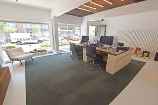 A LOUER: Local commercial meublé et aménagé dans la Van Bunnenlaan<br /><br />Bien situé parmi de nombreux autres bureaux et professions libérales.<br /><br />La location comprend :<br />- L'ameublement du bureau tel qu'il se présente actuellement, comme le montrent les photos<br />- 6 postes de travail avec chaises de bureau (Vincent Van Duysen pour Bulo)<br />- Table de réunion et chaises de conférence<br />- Tapis et rideaux<br />- Cuisine équipée avec lave-vaisselle et robinetterie pour quooker<br /><br />La consommation de gaz et d'eau (environ 1150 euros par an actuellement) se fait via des compteurs intermédiaires et sur décompte via le syndic. La taxe foncière et les frais de syndic sont également à la charge du locataire.<br /><br />Disponible à partir du 1er novembre 2025.