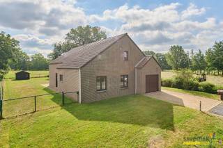 <p><span>Deze gelijkvloerse woning staat helemaal in 't groen.</span></p><p><span>Langs een verkeersarme buurtweg geniet je hier van de rust en het uitzicht over de velden.</span></p><p><span> </span></p><p><span>Het leven in dit huis speelt zich volledig gelijkvloers af.</span></p><p><span>Er zijn 3 slaapkamers, een ruime woonkamer, keuken met zicht op de tuin, een wasplaats en 2 toiletten.</span></p><p><span> </span></p><p><span>Via de garage is er een vaste trap voorzien naar de zolderverdieping.<br />Hier kan je met gemak nog 3 kamers bijmaken.</span></p><p><span> </span></p><p><span>Qua EPC krijgen we een vertekend beeld vanwege de huidige accumulatiekachels. Door de verwarming met lucht-lucht warmtepompen te voorzien kom je volgens simulatie op score 187.</span></p><p><span> </span></p><p><span> </span></p><p><span>Technisch gezien is deze woning mee met zijn tijd!</span></p><p><span> </span></p><p><span>* elektrische installatie wordt conform opgeleverd</span></p><p><span>* asbest: enkel de elektriciteitsmeter is asbesthoudend</span></p><p><span>* geen bouwovertredingen</span></p><p><span> </span></p><p><span>Renovatieverplichting residentiële gebouwen van toepassing.<br />Meer info: <span>https://energiesparen.be/renovatieverplichting</span></span></p><p><span> </span></p><p><span>Bestuursmaatregelen in het maatregelenregister: nee</span><span> </span></p><p><span> </span></p>