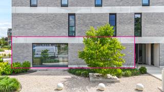 In de Grote Eggestraat in Zonhoven bieden wij een prachtige gelijkvloerse handelsruimte te koop aan met een vloeroppervlakte van 173 m².Deze moderne...