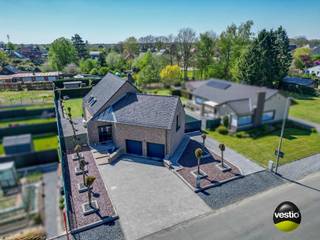 ENERGIEZUINIGE WONING OP 13,52 ARE TE OPGLABBEEK<br /><br />Deze ruime en lichtrijke woning is gelegen langs de Speeltuinstraat vlakbij het centrum van Opglabbeek en de nabijgelegen fietsroutes en prachtige wandelpaden in de natuur. Maar ook de omliggende gemeentes Genk, As, Bree en Maaseik zijn van hieruit vlot bereikbaar. Het gekende hippisch complex “Sentower Park” ligt trouwens op slechts 100 meter van de woning.<br /><br />De woning werd gebouw in 1998 en werd doorheen de jaren uitzonderlijk goed onderhouden. Bovendien kan de woning een zeer goed EPC label B voorleggen mede dankzij de 23 zonnepanelen ( met groenestroomcertificaten 270 euro / 1.000 kWh ) en een zonneboiler.<br /><br />Gelijkvloers beschikt de woning over een ruime living van meer dan 40 m² met een mooi zicht op de tuin en toegang tot het overdekte terras. Aanpalend is er een goed uitgeruste keuken voorzien van alle moderne comfort. Voorts zijn er nog een inkomhal, een gastentoilet en een wasplaats. In uw inpandige garage is er plaats voor 2 wagens en deze ruimte kan eventueel omgevormd worden tot een kantoor- / praktijkruimte of zelfs een kangoeroewoonst of vakantiewoning. Aansluitend heeft u toegang tot de kelderverdieping van 85 m², aan opbergruimte dus geen gebrek!<br /><br />De eerste verdieping is vervolgens uitgerust met een overloop, een apart toilet, een berging en 3 ruime slaapkamers waarvan de grootste ook nog eens beschikt over een terras, een naastgelegen dressing en een bergruimte. <br /><br />De woning is gelegen op een ruim, volledig omheind en zuidelijk georiënteerd perceel van maar liefst 13,52 are. Hier kan u in alle privacy genieten van de rust in de tuin of onder uw terrasoverkapping.<br /><br />Enkele TROEVEN van deze woning opgelijst:<br /><br />+ Energiezuinig: EPC label B ( 128 )<br />+ Toplocatie nabij Opglabbeek-centrum<br />+ 23 zonnepanelen met groenestroomcertificaten<br />+ Zonneboiler<br />+ Elektriciteit is goedgekeurd<br />+ 4 x airco / inverter<br />+ Mogelijkheid creatie kantoor-/praktijkruimte – kangoeroe-/vakantiewoning<br />+ Zuidelijk georiënteerd en volledig omheind perceel 13,52 are<br />+ Overal rolluiken voorzien<br />+ Asbestvrije woning<br />+ Ruime kelderberging<br />+ Goed onderhouden en instapklaar<br /><br />Kortom, een instapklare, energiezuinige woning op een toplocatie! Meer info? Contacteer Maarten Delbroek via maarten@vestio.com of bel naar 0471/034804.<br /><br /><br />