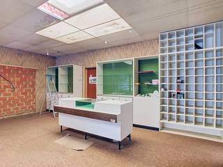 Dit te renoveren pand is centraal gelegen in het dorpscentrum van Bazel.<br /><br />Het pand kan gebruikt worden als handelspand op het gelijkvloers met bovengelegen appartement met drie slaapkamers en zolder met mogelijkheden.<br />Ondergronds is er een volledige onder keldering die dienst deed als magazijn.<br /><br />Het pand kan ook gerenoveerd worden naar meergezinswoningen.<br />Bij behoudt van het gabarit kunnen er vier appartementen gerealiseerd worden met een gemiddeld bruto oppervlak van +/-109m².<br /><br />Naast de winkelruimte is er een doorrit/garage naar de tuin. Het pand is gelegen op een perceel van 930m² en er is dus nog een ruimte tuin van 560m², west georiënteerd.<br /><br />Dit pand is onderworpen aan de renovatieverplichting van de Vlaamse overheid voor residentiële gebouwen (behoudens bij sloop binnen 5 jaar na de aankoop). Consulteer voor meer informatie de website van het Vlaams Energie- en Klimaatagentschap via https://www.vlaanderen.be/een-woning-kopen/renovatieverplichting-voor-residentiele-gebouwen<br /><br />Bestuursmaatregelen in het maatregelenregister: in aanvraag