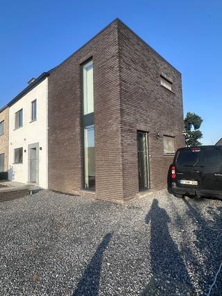 Zeer groot huis met maar liefst 288m2<br />bewoonbare oppervlakte! Totaal gerenoveerd in 2016<br />Half domotica<br />Vloerverwarming<br />Epc 202 kw ( word nog aangepast wegens afgewerkte zolder nu )<br />Asbest attest negatief<br />Regenput 15.000l<br />Grondwater put aansluiting in werkplaats<br />Voorzien van cv op gas<br />Waterverzachter<br />Airco voorziening ligt klaar in de muren tot op de zolder<br />✅ Werkplaats van 10x5,5 meter met poort 3,60x2,70 drijfkracht aanwezig en voorzien voor een palen brug te plaatsen ( dak constructie gemaakt in metaal , open tot in de nok , voorzien van kleine zolder ) vloer gepoleerde beton )<br /><br />✅ Huis<br />Gelijkvloers berging met mogelijkheid tot extra inloopdouche deels voorzien al<br />Toilet in de gang<br />Keuken met alle nodige apparatuur<br />Eetplaats<br />Grote woonkamer met houtkachel<br />Onderaan alles voorzien met vloer verwarming<br />1 ste verdiep<br />Grote dressing !<br />1 slaapkamer 4x4 meter<br />Grote slaapkamer !! 5mx6m met sfeerhaard<br />Grote badkamer voorzien voor vrijstaand bad maar nog niet geplaatst<br />Inloopdouche<br />2de verdiep<br />2 slaapkamers recent afgewerkt beiden 4x4 meter<br /><br />✅ Naast de woning bevind zich nog een extra woonruimte ( vroeger nagel en verzorgings studio) apparte inkom maar ook doorgang via deur langs de inkomhal van de woning<br />Gelijkvloers keuken en woonruimte ( vloerverwarming )<br />1 ste verdiep badkamer met ophang toilet en douche ) met slaapkamer (vloerverwarming)<br />Perceel bevat 8,9 a<br />Grote parking achteraan en vooraan<br />Ideaal voor iemand die aan auto’s klust of een zelfstandig!<br /><br />✅ Gelegen te kozen ( 3850 Nieuwerkerken )<br />10 min van Hasselt , E314 10 min van Sint-truiden ✅<br /><br />Meer foto’s beschikbaar indien gewenst<br /><br />Graag meer info ℹ️<br />0472242667<br />Prijs bespreekbaar