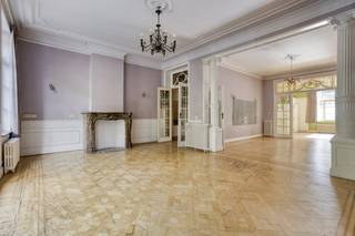 Immeuble de rapport reconnu pour 4 unités résidentielles avec cour intérieure. Situé sur l'Avenue du Jubilé, à proximité de Tour &amp; Taxis. Un projet de rénovation idéal doté d'une façade authentique. Commerces et transports en commun sont à proximité immédiate.Le bien est actuellement utilisé comme maison unifamiliale et se compose comme suit : cave, rez-de-chaussée, premier étage (avec cuisine et terrasse), deuxième étage, troisième étage et un grenier.Une cour intérieure de plus de 100 m² donne accès à une annexe composée de trois étages.Intéressé(e) par une visite ? Contactez : mathieu.peeters@dewaele.com.