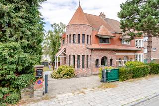 <p><strong>Karaktervolle halfopen woning in Machelen met tuin en drie slaapkamers</strong>.<br /><br />Deze charmante woning uit de periode 1919-1930 combineert authentieke elementen met een praktische indeling en een aangename residentiële ligging in Machelen. De woning beschikt over drie volwaardige slaapkamers, waardoor ze ideaal is voor gezinnen of wie extra ruimte zoekt. Dankzij de gezellige leefruimtes en de tuin van 200 m² geniet je hier van een fijne woonomgeving met vlotte verbinding naar invalswegen. Een karakterwoning met potentieel en een warme uitstraling.<br /><br /><u><strong>Belangrijkste ruimtes:</strong></u><br />• Inkomhal (7 m²) met toegang tot de leefruimtes<br />• Woonkamer (16 m²) met authentieke sfeer<br />• Living (15 m²) en aparte eetkamer (15 m²)<br />• Keuken (10 m²) met praktische indeling<br />• Badkamer (4,4 m²)<br />• Drie slaapkamers van 12 m², 10,5 m² en 8,7 m²<br />• Nachthal (8,4 m²)<br />• Zolder (19,4 m²) met extra opbergmogelijkheden<br />• Kelder<br />• Tuin van 200 m²<br /><br /><u><strong>Troeven:</strong></u><br />• Unieke karakterwoning met authentieke elementen<br />• Drie volwaardige slaapkamers<br />• Elektrische keuring conform<br /><br /><span><span><span><span><span><span>Meer informatie of een bezoek met Margaux Mulkers? Contacteer ons via +3223351115</span></span></span></span></span></span><br />JOUW DROOMHUIS. ZO GEVONDEN!</p>
