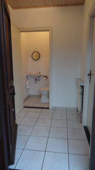 Deze vrijstaande woning is gelegen in een rustige en groene buurt, in een mooie doodlopende straat voor autoverkeer.
De woning heeft een oppervlakte van 116 m² en wordt aangevuld met een veranda van ca. 16 m², waar u het hele jaar door kunt genieten van extra licht en ruimte.
Ze beschikt over 3 slaapkamers, badkamer met douche, ruime keuken, 2 wc's, living van ca. 31m², inpandige garage en ruime zolder.
De zolder biedt bovendien interessante uitbreidingsmogelijkheden voor wie een extra kamer of een hobbyruimte wil creëren.
Alle ramen zijn voorzien van rolluiken. De rolluiken aan de straatzijde zijn elektrisch bedienbaar.
De opmerkingen uit de elektrische keuring zijn in orde gebracht.
Kortom, een solide woning met veel potentieel, gelegen op een rustige en mooie locatie.
