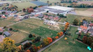 In het landelijke De Ginste (Oostrozebeke) bevindt zich deze halfopen nieuwbouwwoning op een perceel van bijna 500 m² met een bewoonbare...