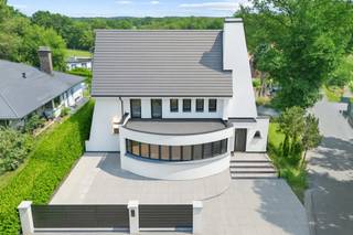 <p>Unieke kans in As: aan de Breëerweg 44 bevindt zich een ruime deels gerenoveerde woning die dankzij haar karakter en afmetingen tal van mogelijkheden biedt. Met een perceel van 6a 76ca en een bewoonbare oppervlakte van maar liefst 274 m² is dit pand uitermate geschikt om in te richten als gezinswoning, handelspand of een combinatie van beide. De brede voorgevel en de zichtbare ligging maken het ideaal voor wie wonen en werken wil combineren of voor wie een praktijk aan huis wenst, terwijl de royale leefruimtes zorgen voor een aangename en comfortabele woonervaring.</p>
<p>De ligging is een absolute troef: het pand bevindt zich op een centrale maar toch rustige locatie met een prachtig uitzicht op de achtergelegen velden. Alle voorzieningen zoals winkels, scholen, openbaar vervoer en de oprit van de autosnelweg zijn binnen handbereik. Binnenkomen doet u in een royale, open leefruimte met grote raampartijen die zorgen voor overvloedig natuurlijk licht. Achteraan is er ruimte voorzien voor een keuken met eetgedeelte die aansluit op de tuin en het terras, wat ideaal is voor wie houdt van een harmonie tussen binnen- en buitenleven. Op het gelijkvloers vindt u verder een badkamer, een apart toilet en een extra kamer die flexibel kan worden ingericht als bureau, praktijkruimte of handelsruimte.</p>
<p>Op de verdiepingen is er plaats in overvloed: zes slaapkamers in totaal, waaronder een master bedroom van maar liefst 30 m². Eén van de kamers geeft uit op een charmant terras aan de voorzijde, een fijne extra buitenruimte. Een tweede badkamer vervolledigt deze etage, waardoor de woning alles in huis heeft voor optimaal comfort.<br /><br />Ondergronds beschikt het pand over een kelder van 67 m², ideaal voor stockage of archief, en buiten is er een inpandige garage met elektrische poort voorzien, wat zowel praktisch als veilig is. De woning onderging reeds enkele renovaties en de elektrische installatie zal conform afgeleverd worden door de verkoper. De huidige EPC-score houdt rekening met het feit dat de vloeren nog niet geïsoleerd zijn en er nog geen centrale verwarming of sanitair geplaatst is. Dit biedt de koper de kans om te kiezen voor energie-efficiënte oplossingen op maat. Optioneel kan de verkoper de woning voorzien van vloerverwarming en vloerafwerking tegen een meerprijs van €16.000.</p>
<p>Met zijn royale afmetingen, uitstekende bereikbaarheid en de mogelijkheid om zowel privé als professioneel gebruik te combineren, is dit pand een zeldzame opportuniteit. Het pand is onderhevig aan de renovatieverplichting; meer informatie hierover vindt u via de website van de Vlaamse overheid<span></span>. Houd er rekening mee dat de bemeubelde foto’s digitale impressies zijn die het potentieel van dit pand illustreren.</p>