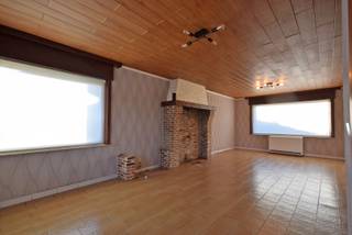 Ruime HOB met potentieel op 244m² grond, gelegen tegen het dorpscentrum van Rumbeke is de Kwadestraat.<br /><br />Bevat oa een inkomhal, mooie woonkamer (met mogelijkheid tot plaatsen hout/palletkachel) keuken, garage.<br />Op de verdieping vier slaapkamers en een badkamer.<br />Ruime geïsoleerde bergzolder.<br /><br />Verwarming elektrisch met accumulatiekachels.