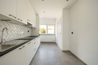 <span>Bent u opzoek naar een instapklare woning? Deze prachtige gerenoveerde woning op is gelegen op een zeer gunstige locatie, afgewerkt met hoogwaardige materialen. </span><br /><br /><span>Dit pand is gelegen in Aarschot nabij het centrum met een perfecte verbinding naar omliggende gemeentes, winkels, openbaar vervoer en ontspanningsmogelijkheden.</span><br /><br /><span>Afgewerkt met hoogwaardige materialen zoals parketvloer, duurzame tegels, draaikiepramen, voldoende isolatie rond de hele woning, ingewerkte spotverlichting, etc.<br /><br /></span>Met een bewoonbare oppervlakte van 108m² en 3 slaapkamers met tuin en autostaanplaats is het heerlijk vertoeven in deze woning. <br /><br /><strong>Gelijkvloers</strong><span>: Inkom, gastentoilet, leef/-eetruimte, volledig geïnstalleerde keuken, opbergruimte en toegang tot de tuin.</span><br /><br /><strong>1ste verdieping</strong><span>: nachthal, badkamer (douche in bad &amp; wastafel), toilet en 2 ruime slaapkamers.<br /><br /></span><strong>2de verdieping:</strong> Toegang met een vaste trap, ingerichte zolder als slaapkamer.<br /><br />De autostaanplaats is inclusief de vermelde prijs, kleine afwerkingen worden nog gedaan voor de akte.<br /><br /><span>Kenmerken:</span><br /><span>- EPC: 109 kWh/(m²/jaar) -> label B !</span><br /><span>- 3 slaapkamers</span><br /><span>- Elektriciteit = conform</span><br /><span>- CV op gas</span><br /><span>- Volledig vernieuwd</span><br /><span>- Geïnstalleerde keuken</span><br /><br /><span>Interesse in dit pand? Aarzel dan niet en neem snel contact op met ons!</span>