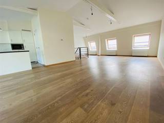 BRUSSEL, (4.2) in het centrum, dicht bij de Beurs, gelegen in een recent gebouw, mooi duplexappartement van ±175m² bewoonbaar. Het bestaat...