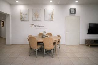 Ontdek de mogelijkheden van deze woning aan Damstraat 35 in Hamme – een ideale opportuniteit voor investeerders, starters of wie op zoek is naar een opbrengsteigendom met potentieel. Deze op te frissen woning vormt een solide basis voor iedereen die graag zelf vorm geeft aan zijn toekomstige thuis of een vastgoedproject wil realiseren met meerwaarde.<br /><br />De woning bevindt zich op een gunstige locatie in Hamme, op korte afstand van winkels, scholen, openbaar vervoer en andere dagelijkse voorzieningen. Dankzij de vlotte verbindingen naar het centrum én omliggende gemeenten is dit een uitstekende uitvalsbasis.<br /><br />Op het gelijkvloers leidt de inkomhal naar de gezellige leefruimte, met aansluitend de keuken en een badkamer voorzien van douche en toilet. Achteraan bevindt zich een knus tuintje: perfect voor wie graag wat buitenruimte heeft, maar geen uitgebreide onderhoudswerken wil.<br /><br />De eerste verdieping omvat twee goed ingedeelde slaapkamers, ideaal voor een klein gezin, alleenstaanden of als huurindeling.<br /><br />Een bijkomende troef van deze woning is het gunstige EPC-label C, wat betekent dat u niet alleen geniet van een aangenaam wooncomfort, maar ook van een betere energie-efficiëntie, wat een waardevolle meerwaarde biedt op lange termijn.<br /><br />Hoewel de woning vrij is van renovatieverplichtingen, kan een gerichte opfrissing de woonkwaliteit verder verhogen en de woning laten uitgroeien tot een warme, sfeervolle thuis of een aantrekkelijke verhuurwoning met een mooi rendement.<br /><br />Bent u op zoek naar een betaalbaar pand met duidelijke troeven? Ontdek dan zeker deze woning en laat u inspireren door de mogelijkheden.