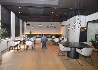 Uitstekend gelegen handelspand, ingericht als restaurant, op een commerciële toplocatie vlak bij het station van Mechelen.<br /><br />Het restaurant beschikt over een aangename verbruiksruimte met een ruime, volledig industrieel uitgeruste keuken. Via een praktisch doorgeefluik staan beide ruimtes rechtstreeks met elkaar in verbinding.<br /><br /><strong>Indeling:</strong><br /><br />Ruime eetruimte<br />Grote, volledig uitgeruste bar<br />Professionele keuken met industriële toestellen<br />Praktisch doorgeefluik tussen keuken en restaurant<br />Afzonderlijke sanitaire voorzieningen voor dames en heren<br />Kelder met extra opslagmogelijkheden<br />Ruim terras<br /><br />Uitstekende ligging vlak bij het station van Mechelen<br /><br />Oppervlakte: 268 m²<br /><br />Een mooie opportuniteit voor horecaondernemers die op zoek zijn naar een volledig ingericht restaurant op een strategische locatie in Mechelen.<br /><br />Interesse of wenst u een bezoek in te plannen? Contacteer ons via info@immovos.be of 0479 35 71 72.