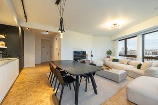 <span>Dit recent volledig gerenoveerde hoekappartement, op de 7de verdieping, van ca. 105² bevindt zich op ideale locatie op het Zuid, op wandelafstand van de hippe Marnixplaats en nabij de uitvalswegen. </span><br /><br /><span><span>Indeling: Leefruimte met frontaal zicht op het groen van de Amerikalei. </span></span><span>Eetkamer, woonkamer en de volledig geïnstalleerde keuken vloeien nadeloos over in elkaar, waardoor u altijd in connectie staat met uw gasten. Dankzij de mooie gevelbreedte geniet u een overvloed aan licht. Separaat toilet. </span><span><span><br /></span></span><br /><span>Via de nachthal toegang tot een rustig gelegen en grote hoofdslaapkamer aan de achterzijde. Voorts 2 ruime slaapkamers. Grote badkamer voorzien van een inloopdouche en dubbele wastafel. Verder een tweede badkamer voorzien van een bad met douchemogelijkheid en een dubbele wastafel.</span><br /><br /><span>Het betreft een ruim appartement op een super gegeerde locatie.</span><br /><span><br />Bijzonderheden:<br />- Toplocatie op het Zuid<br />- Gemeenschappelijke kosten 225euro per maand (inclusief privaat verbruik van water)<br />- Inclusief afgesloten fietsenstalling <br /><br /><br /></span>