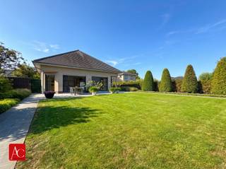 <p><span><strong>Uitstekend afgewerkte villa in een rustige wijk te Melsele, </strong>p<span>lan uw bezoekmoment in via onze website.</span></span></p><p><span><span>Ontdek deze moderne villa in een <strong>zeer rustige, residentiële omgeving</strong> op het einde van een doodlopende straat in Melsele. Een uitzonderlijke woning met een oppervlakte van maar liefst 294m², waar <strong>kwalitatieve afwerking</strong>, <strong>maatwerk</strong>, <strong>comfort</strong> en een <strong>prachtige tuin</strong> samenkomen op een perceel van 956 m².</span></span></p><p><span><span>Dankzij de uitstekende verbinding Antwerpen–Gent vormt dit een ideale uitvalsbasis voor wie rust zoekt zonder in te boeten aan bereikbaarheid.</span></span></p><h2><span><strong>Gelijkvloers</strong></span></h2><p><span><span>De inkomhal met <strong>maatwerk vestiaire</strong> en <strong>gastentoilet met lavabo</strong> verwelkomt u in een sfeer van verfijning. De gelijkvloerse slaapkamer beschikt over een <strong>aanpalende badkamer</strong> met <strong>dubbele lavabo</strong>, <strong>douche</strong> en <strong>apart toilet</strong> — ideaal als master suite of logeerkamer.</span></span></p><p><span><span>De ruime woonkamer biedt een <strong>eetplaats</strong>, <strong>zithoek</strong> en een stijlvolle <strong>sfeerhaard</strong>, perfect voor gezellige avonden. Vanuit zowel de woonkamer als de <strong>kwaliteitsvolle leefkeuken</strong> geniet u van een <strong>mooi zicht op de tuin</strong>. De keuken is uitgerust met <strong>hoogwaardige toestellen</strong> en sluit aan op een praktische <strong>berging/wasplaats</strong> met toegang tot de <strong>ruime kelder</strong>.</span></span></p><p><span><span>Een <strong>garage</strong> en een <strong>grote oprit</strong> vervolledigen het gelijkvloers.</span></span></p><h2><span><strong>Eerste verdieping</strong></span></h2><p><span><span>Hier bevinden zich <strong>drie volwaardige slaapkamers</strong> en een <strong>ingerichte badkamer</strong> met <strong>douche</strong>, <strong>lavabo</strong> en <strong>toilet</strong>. De grote zolderkamer biedt bijkomend potentieel voor een <strong>extra slaapkamer</strong>, hobbyruimte of thuiskantoor.</span></span></p><h2><span><strong>Buitenruimte</strong></span></h2><p><span><span>De woning beschikt over een <strong>mooi aangelegde tuin</strong> met een <strong>aangelegd terras</strong>, ideaal voor ontspanning en buitenleven. Het <strong>tuingebouw</strong> omvat een <strong>loungehoek</strong> en <strong>berging</strong>, waardoor u hier een volwaardige buitenbeleving krijgt.</span></span></p><h2><span><strong>Technieken</strong></span></h2><p><span><span>Deze villa is uitgerust met:</span></span></p><ul><li><span><span><strong>Zonnepanelen</strong></span></span></li><li><span><span><strong>Waterontharder</strong></span></span></li><li><span><span><strong>Vloerverwarming</strong></span></span></li><li><span><span><strong>Elektriciteit conform</strong></span></span></li><li><span><span><strong>Goede EPC‑score</strong></span></span></li><li><span><span><strong>Geen asbest</strong></span></span></li></ul><h2><span><strong>Troeven</strong></span></h2><ul><li><span><span>Zeer kwalitatieve afwerking</span></span></li><li><span><span>Veel maatwerk</span></span></li><li><span><span>Mooie tuin</span></span></li><li><span><span>Grote oprit & ruime garage</span></span></li><li><span><span>Residentiële ligging</span></span></li><li><span><span>Instapklaar</span></span></li><li><span><span>Rustige doodlopende straat</span></span></li><li><span><span>Uitstekende verbinding Antwerpen–Gent</span></span></li></ul><p><span><span>Contacteer ons voor een vrijblijvend bezoek aan deze prachtige eigendom.</span></span></p>