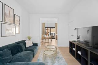 Fenomenale totaalrenovatie op een toplocatie, vlak bij het strand en op wandelafstand van het centrum. Hier woon je in een rustige straat met heel wat karaktervolle herenwoningen, op een uitstekende locatie vlak bij alles wat Oostende te bieden heeft.<br /><br />De residentie telt slechts twee appartementen en werd, samen met beide woonentiteiten, volledig gestript en grondig gerenoveerd. Alles werd met oog voor kwaliteit en comfort aangepakt.<br /><br />We nemen je mee naar het appartement op de eerste verdieping, dat als extra troef beschikt over een aangenaam terras. Binnen zorgen het prachtige parket en de stijlvolle afwerking meteen voor de nodige sfeer en cachet.<br /><br />De ruime leefruimte biedt plaats aan een comfortabele zithoek en een royale eetkamer, die naadloos aansluit op de open keuken. De keuken met eiland is volledig uitgerust met alle nodige toestellen en vormt het hart van het appartement.<br /><br />Verder beschikt het appartement over twee ruime slaapkamers en een luxueuze badkamer met inloopdouche.<br /><br />Een uniek appartement voor wie op zoek is naar een instapklaar, hoogwaardig gerenoveerd pand op een absolute toplocatie aan de kust.