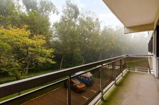 <p>Dit appartement geniet van een absolute toplocatie in Hoboken, pal tegenover het befaamde natuurreservaat de ‘Hobokense Polder’ waar natuur, rust en recreatie de hoofdrol spelen. Bovendien ben je dankzij de uitstekende verbinding met het openbaar vervoer nooit ver weg van het kloppende hart van ’t stad.</p>
<p>Naast de uitstekende ligging, biedt dit appartement nog tal van andere troeven! Denk maar aan het aangename terras van maar liefst 8 m² en het gunstige EPC-label ‘B’ dat resulteert in jarenlang zorgeloos wonen.</p>
<p>Via de inkomhal bereik je de leefruimte, waar grote raampartijen het daglicht rijkelijk naar binnen halen. Van hieruit stap je rechtstreeks het terras op die een heerlijke verlenging van de woonkamer vormt, hier geniet je ten volle van het prachtige, groene uitzicht. Aangrenzend bevindt zich de hedendaagse keuken die praktisch werd ingericht met een keramische kookplaat, oven, koelkast, dampkap en dubbele spoelbak.</p>
<p>Verder beschikt ontdek je nog een ruime slaapkamer van 9 m² en een nette badkamer met douche en lavabo. Het toilet is apart.</p>
<p>Tover jij deze plek weer om tot een warme thuis?</p>
<p>Mogelijkheid tot het aankopen van een <strong>garagebox </strong>à € 17.500,00.</p>
<p><strong>Maandelijkse kosten:</strong> provisie van € 117,00 (inclusief lift, onderhoud en schoonmaak, tuinen, water, elektriciteit gemene delen, verzekeringen, syndicus, …).</p>
<p><strong>Technische gegevens: </strong>Centrale verwarming op gas via een condenserende ketel (individueel), HR-beglazing in aluminium, geïsoleerd dak.</p>
<p><strong>Stedenbouwkundige inlichtingen in aanvraag, bodemattest aanwezig. Niet-asbestveilig. Bevindt zich niet in een risicozone voor overstromingen (P-score C en G-score B). </strong><strong>Renovatieverplichting niet van toepassing.</strong></p>