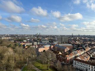 <strong>!! PLAN NU ONLINE UW BEZOEKAFSPRAAK VIA DE WEBSITE VAN IMMOBOSS !!</strong><br /><br />Dit zeer centraal gelegen 2-SLPK appartement (90m²) mét groot terras (14m²) bevindt zich op de 16de verdieping van Residentie "Ter Leie" en is uitstekend gelegen in de onmiddellijke nabijheid van openbaar vervoer, talrijke winkels &amp; bevindt zich op fietsafstand van het historisch stadscentrum.<br />Dit INSTAPKLAAR appartement omvat: inkomhall (3m²), ruime &amp; lichtrijke leefruimte (28m²) voorzien van een parketvloer, geïnstalleerde keuken (7,5m² - dubbele spoelbak/oven/inductie kookplaat/dampkap), hall (4m²) met praktische ingemaakte opbergkast, apart toilet (1m²), badkamer (4m² - ligbad met douchemogelijkheid, bidet en lavabo) én 2 slaapkamers (10m² &amp; 16m²). Tevens beschikt dit appartement over een aangenaam RELAX-TERRAS (14m²) mét prachtig zicht op het aangelegde stadspark “Groene Vallei”, de Leie &amp; de Gentse binnenstad!<br /><br />EPC: 93 kWh/m² jaar ( A label)<br /><br />HUURPRIJS = € 875 + 150 provisie voor verwarming, water, onderhoud gebouw, syndic,... met jaarlijkse afrekening)! Excl. verbruik elektriciteit.<br /><br />Contract van lange duur<br /><br />Vrij vanaf 01/04/2026<br /><br />DOMICILIE VERPLICHT wegens huurcontract hoofdverblijfplaats<br /><br /><strong>!! PLAN NU ONLINE UW BEZOEKAFSPRAAK VIA DE WEBSITE VAN IMMOBOSS !!</strong><br /> 