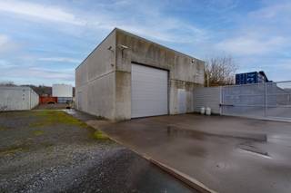 <br />Op de voormalige Unalsite in Geraardsbergen bevindt zich deze veelzijdige bedrijfseigendom op een perceel van 3.670 m². Dankzij de combinatie van een instapklare kantoorruimte, een ruime woning, verschillende opslagmogelijkheden en een ligging in industriegebied biedt dit pand tal van mogelijkheden voor ondernemers, vrije beroepen of bedrijven die wonen en werken willen combineren.<br /><br />De totale bruikbare oppervlakte van het hoofdgebouw bedraagt 410 m² en is momenteel ingericht als een volledig uitgeruste kantoorruimte met een afzonderlijke ingang, aangevuld met een ruime woning. De woonst beschikt op het gelijkvloers over een aparte inkomhal, een lichtrijke leefruimte met open keuken, een praktische bijkeuken en een aangenaam terras. Op de eerste verdieping bevinden zich momenteel vier slaapkamers en twee badkamers. Dankzij de doordachte bouwconstructie kan de indeling eenvoudig worden aangepast, waardoor bijkomende kantoorruimtes of een andere invulling gemakkelijk gerealiseerd kunnen worden.<br /><br />Het gebouw behaalt een gunstige EPC-score B (161 kWh/m²/jaar) en is uitgerust met een inbraakalarm, videofonie en camerabewaking, wat zorgt voor extra comfort en veiligheid.<br /><br />Naast het hoofdgebouw beschikt de eigendom over verschillende opslagruimtes en loodsen. Zo is er onder meer een loods met een nuttige oppervlakte van 120 m², voorzien van een sectionale poort en een gepolierde betonvloer, ideaal voor opslag, atelier of andere bedrijfsactiviteiten.<br /><br />Het terrein van 3.670 m² is volledig omheind en afgesloten met een automatische toegangspoort en camerabewaking over het volledige domein. Volgens het gewestplan is het perceel gelegen in industriegebied, waardoor deze eigendom een uitstekende opportuniteit vormt voor uiteenlopende professionele activiteiten.<br /><br />Contacteer Simon Van Innis voor bijkomende inlichtingen, plannen of een vrijblijvend plaatsbezoek via 0479 05 31 59 of via simon@kmovastgoed.be<br /><br />Perceeloppervlakte: 3.670m²<br />Stedenbouwkundige inlichtingen: Bouw vergund, geen rechterlijke herstelmaatregel of bestuurlijke maatregel opgelegd, voorkooprecht, industriegebied, geen verkavelingsvergunning.<br />Geen overstromingsgevoelig gebied: P-score A, G-score A<br />Keuring elektriciteit is CONFORM A.R.E.I. (algemeen reglement elektrische installaties.)