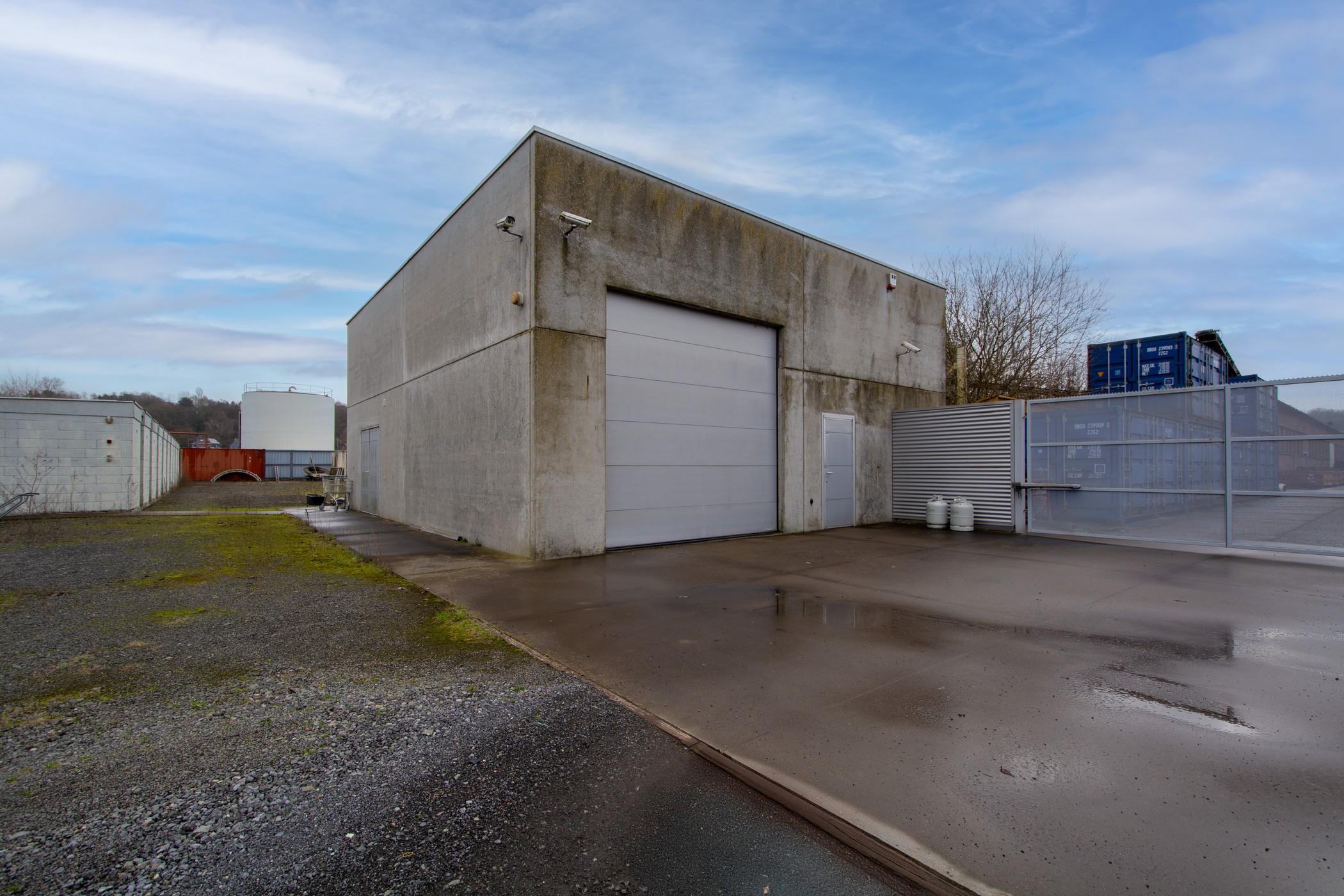 Bedrijfseigendom met kantoor, woning, loodsen en industriegrond van 3.670 m² - foto 2