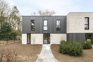 <ul> <li> E20 </li> <li> laadmogelijkheid elektrische wagen </li> <li> Zonnepanelen </li> <li> Warmtepomp </li> <li> Regenwaterrecuperatie </li></ul><p>Omringd door hoogstammig groen bouwt Steen Vastgoed een rustig en kleinschalig woonerf met vier halfopen eengezinswoningen. Het woonerf is toegankelijk via een centrale toegang aan de Thillostraat.</p><p>Elke woning beschikt over een bureauruimte, drie slaapkamers, twee badkamers, een individuele tuin en een autostaanplaats. Voor fietsen is er een gemeenschappelijke fietsenberging.</p><p>Dankzij warmtepompen, zonnepanelen en regenwaterrecuperatie realiseren we duurzame woningen met een E-peil van E20.</p><p>De gekende Steen Vastgoed afwerking is inbegrepen, met verlichting, parket, tuinaanleg, en meer.</p><br />Verkoopprijs exclusief kosten en BTW.